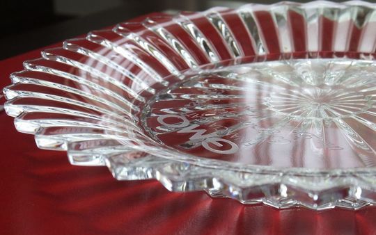 法人ギフト・記念品に最適 バカラ ミルニュイ プレートにGMO FINANCIALGATE様ロゴと英語メッセージを名入れ彫刻した高級品