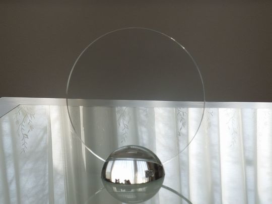 グラスワークスナルミのドームフォトフレームの写真。どんなお祝いや記念日にも対応できる可能性を感じさせ、名入れ彫刻が施される前の状態で、見る人が自分の記念や祝福を想像できる空間