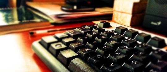 会社概要のページトップにふさわしい、キーボードを斜めから捉えた写真。モダンでプロフェッショナルな印象を与え、ビジネスの始まりや、情報発信の拠点としての役割を暗示しています。