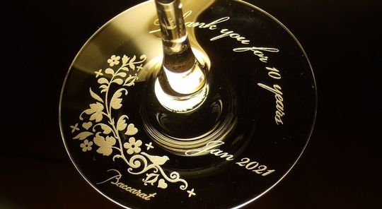 名入れ彫刻入りバカラ シャトーワイングラス。底面に鳥とエレガントな装飾、“Thank you for 10 years”の永年勤続感謝メッセージと記念日入り