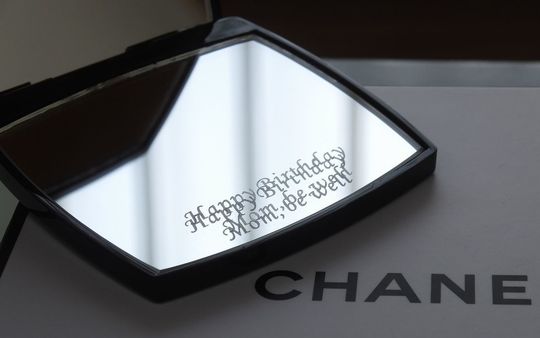 女性の誕生日に贈るシャネル コンパクトミラー 『Happy Birthday Mom, be well』を名入れ彫刻した心温まる贈り物