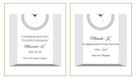 ナラティブ（物語調）な英文メッセージで、長年の献身的な功労への深い感謝と、これから始まる新しい人生の時間が輝かしく自由であることを願う言葉、お名前、退職日を名入れ彫刻した2つのクリスタルクロックのサンプル写真。情緒溢れる手書き風フォントや温かみのある書体が、時計が刻み続ける豊かな時間を優しく祝福する、感動的な法人向け退任・退職祝いのイメージ。