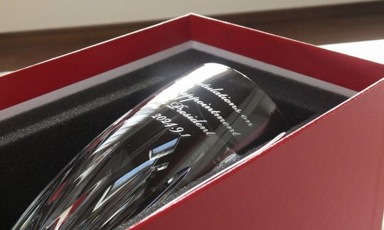 バカラ製マッセナハイボールグラスに社長就任祝いのメッセージを名入れ彫刻し、レッドボックスに収納されたオーダーメイド記念品