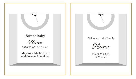 ナラティブ（物語調）な英文メッセージで、誕生の喜びと健やかな成長への願い、赤ちゃんの名前、誕生日、出生時刻を名入れ彫刻した2つのクリスタルクロックのサンプル写真。情緒溢れる手書き風フォントや温かみのある書体が、時計が刻む新しい家族の時間の始まりを優しく祝福する、感動的な出産祝いのイメージ。