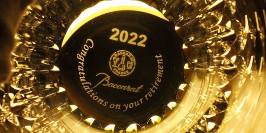 法人ギフトに最適なバカラ イヤーグラス2022クリスタタンブラー。底面に『Congratulations on your retirement』と名入れ彫刻したアップ写真