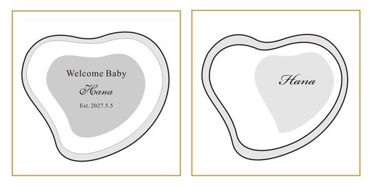 伝統的で優雅なクラシックスタイルの英文フォントで、赤ちゃんの名前、誕生日、メッセージを名入れ彫刻した2つのハート型クリスタルボックスのサンプル写真。華やかなカリグラフィーや装飾的な筆記体が、新しい命の誕生を慈しみ、永遠の記念として残す、重厚感のある出産祝いのイメージ。