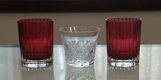 バカラのイヤータンブラー〈アリア2025〉側面にロゴデザインと『来場記念』の文字を彫刻した写真。精巧な彫刻技術と美しい仕上がりが際立ち、贈り物としての完成度の高さが感じられます