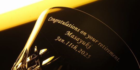 退職祝いに贈る特別な名入れギフト バカラ イヤーグラス アリアタンブラー2025に『Congratulations on your retirement.』、お名前、日付を彫刻