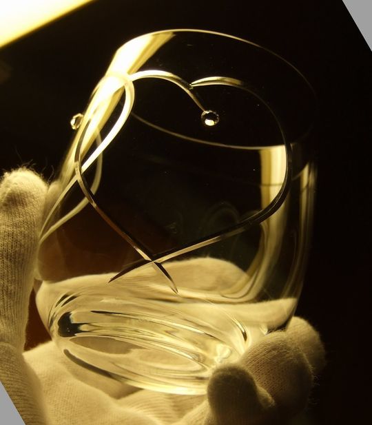 ウェッジウッド プロミシストゥーハーツタンブラーの全体写真。二つのハートが寄り添うロマンティックなデザインが特徴で、結婚祝いや記念日にぴったりのペアグラスです。