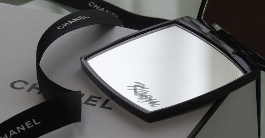 シャネルのミラー下部に『Kazu』と名入れ彫刻された写真。シンプルながらもブランドの洗練された美しさが際立つ、自分だけの特別なパーソナルアイテムのイメージ。