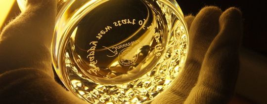 名入れ彫刻されたバカラ ロックグラス。底面に“Happy new start of your life”のメッセージ入りご退職記念グラス