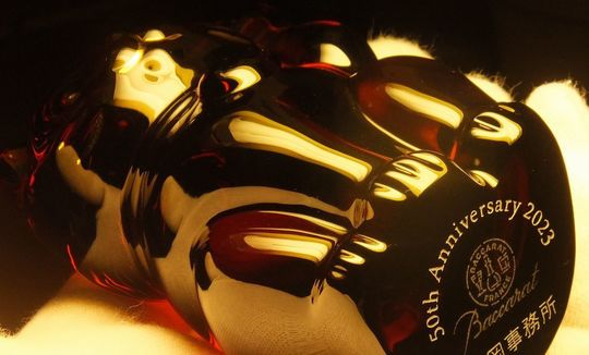 0周年記念として、バカラの招き猫レッドに記念日と事務所名の名入れ彫刻を施した特別な記念品