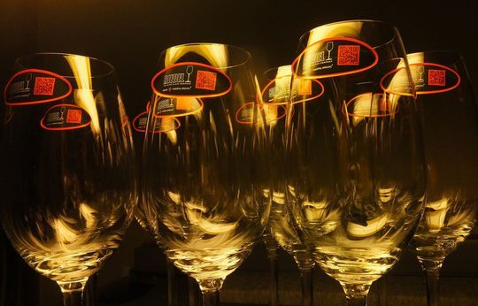 リーデル オヴァチュアヴィンテージシャンパングラスが並んだ側面写真。高級シャンパングラスとして、特別な日のお祝いに最適なデザイン。リーデルの優れた技術と美しい透明感が際立つグラス