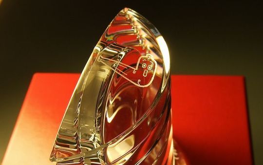 バカラのグラスに、企業、自衛隊、警察、テレビ局などのロゴデザインやキャラクターデザインを名入れ彫刻した9枚のサンプル写真をまとめたもの。法人向けやイベント記念品など、多様なニーズに応えるオーダーメイドの可能性を紹介しています。