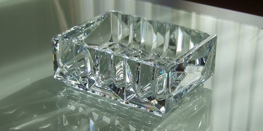 その他バカラの商品紹介写真：テーブルの上に置かれたバカラのルクソールトレイ。美しいカッティングが施されたクリスタルが光を反射し、空間を華やかに彩る優雅なデザインが際立つレイアウトです。