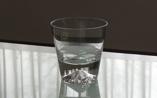 誕生日に贈る特別な名入れギフト 田島硝子 富士山ロックグラス全体写真 日本の美を彫刻した一点物