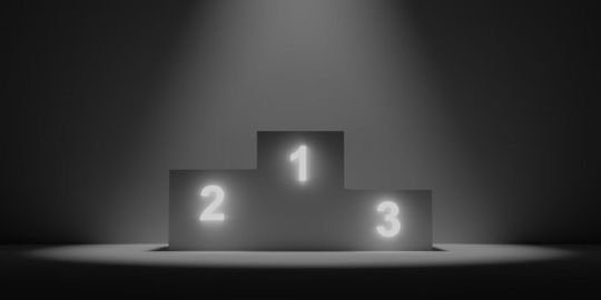 バカラのシャトータンブラーLの側面に、『BRIDGSTONE Motorsport』のロゴと『Thank you』という文字を名入れ彫刻した写真。ワインの香りを最大限に引き出すエレガントなグラスに、これまでの功績を称え、感謝を伝えるメッセージが丁寧に刻まれています。大切な方の新たな門出を祝う、特別な退職祝いにふさわしい記念品です。