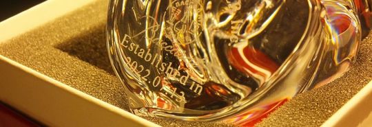 設立記念と記念日を祝う名入れ彫刻を施したバカラの招き猫。特別な贈り物としてカスタマイズされた記念品