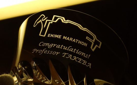 愛媛マラソンの記念品、バカラロックグラスにロゴデザインの名入れ彫刻を施した拡大写真