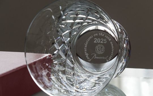 結婚10周年記念に贈る、バカラ イヤーグラス 2025 アリア タンブラーペアの底面に「Congratulations on the 10th anniversary」と名入れ彫刻された写真