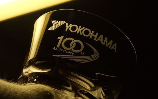 法人ギフトに最適なバカラ イヤーグラスタンブラー。側面に『YOKOHAMA 100th Anniversary』のオリジナル公式記念デザインを名入れ彫刻したアップ写真