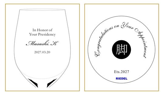 伝統的で格調高いクラシックスタイルの英文フォントで、『honor』や『Appointment』、お名前、役職、就任日を名入れ彫刻した2つのグラスのサンプル写真。エレガントなセリフ体や装飾的な筆記体が、さらなる高みへの昇進と新たな重責への就任を厳かに祝う、最高級の法人向け昇進・就任祝いのイメージ。