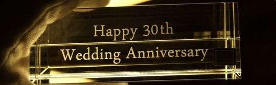 グラスワークスナルミのフォトフレームの台座に「30th Wedding Anniversary」の文字が名入れ彫刻された特別な30周年記念ギフト。エレガントなデザインで、長年の愛と絆を祝う記念品です