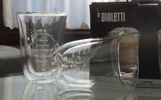 タイトルホルダー　グラス ボダムとビアレッティの名入れダブルウォールグラス