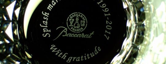 名入れ彫刻されたバカラ ロックグラス。底面に勤続年数、会社名、感謝の言葉“with gratitude”が刻まれた特別な記念グラス