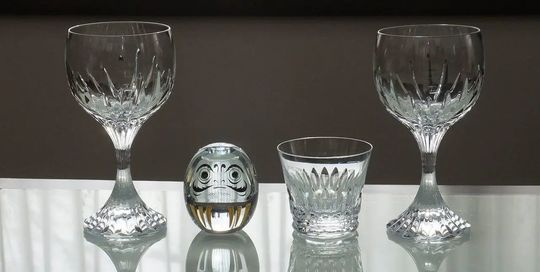 バカラ商品一覧ページ：マッセナワイングラスを両脇に、その間にクリスタルダルマとティアラタンブラーが横一列に美しく並べられた全体写真。バカラの洗練されたグラスコレクションを魅力的に紹介しています。