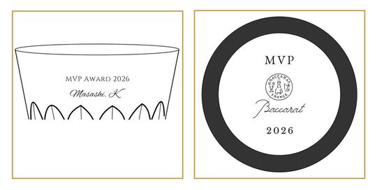 一対のワイングラスに、結婚祝いの名入れ彫刻を施したイメージ写真。左のグラスの側面に『H&T Forever &Always 2027.11.03』、右のグラスの底面には『Wedding Cheers Taku&hana 2027』と流麗な文字で刻印されており、新生活の門出を祝うエレガントなペアギフトのディテール。