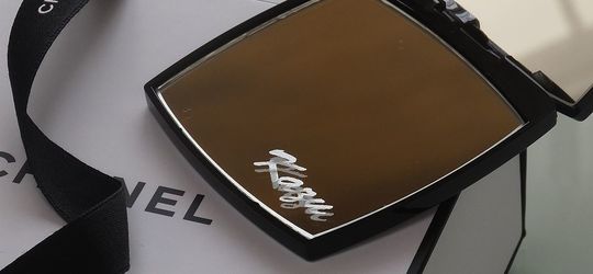 お名前のみを彫刻したシャネル製コンパクトミラー。上品で美しい書体で彫刻されたお名前入り。受け取った人を笑顔にする特別な贈り物