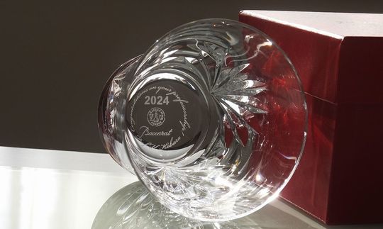 バカラ製イヤーグラスの底に教授就任祝いの名入れ彫刻を施したオーダーメイド記念品。高級感あふれる贈答用グラス