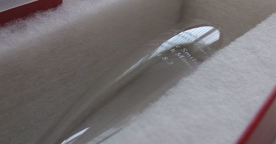 バカラのシャンパングラス、ドンペリニヨンシャンパングラスの側面に、『Congratulations 20th Anniversary 2024.8.3』というお祝いメッセージを名入れ彫刻したアップ写真。グラスはレッドボックスの中に入っており、クリスタルの透明感の中に、20周年を祝う特別なメッセージが美しく刻まれています。記念品としての高級感と、お祝いの気持ちが伝わる、洗練された逸品です。