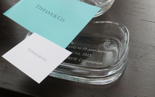 社員が選べる法人ギフト ティファニー ウエーブボックスに『Special Thanks to』、日付、企業名を名入れ彫刻した感謝の贈り物