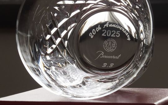 バカラのイヤータンブラー〈アリア2025〉底面に『20th anniversary』と記念日を名入れ彫刻した写真。周年記念や20歳の誕生日のお祝いにぴったりの特別な贈り物として、感動的な瞬間を演出します