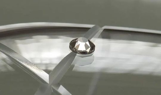 ウェッジウッド プロミシスシリーズグラスの側面に施された、輝くクリスタルストーンのアップ写真。グラスに添えられた繊細な輝きが、特別な贈り物としての魅力を高めます。