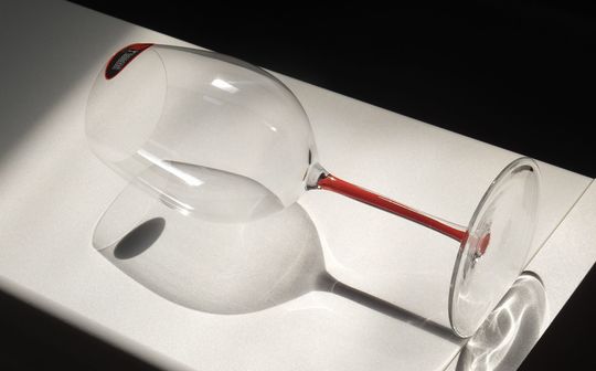 リーデルのファット・ア・マーノレッドワイングラス。繊細で美しいレッドのステムと、細部にまでこだわったデザインが印象的な高級ワイングラス