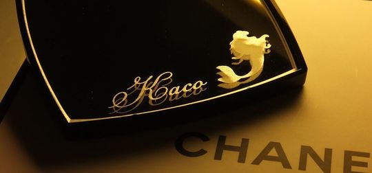 シャネルのコンパクトミラーにお名前と思い入れの強いデザインを名入れ彫刻した特別な一品。パーソナルなタッチが加わることで、贈り物としてさらに特別感が増し、受け取った人にとって一生の思い出となるでしょう