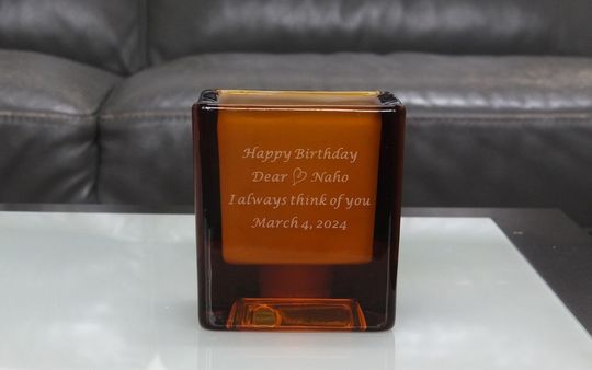 誕生日に贈る名入れアロマランプ クービコにHappy Birthday、お名前、メッセージ、日付を彫刻した特別なプレゼント