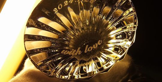 バカラのマッセナワイングラスの底面に「With Love」の文字と記念日が名入れ彫刻された、特別な贈り物。愛情を込めたメッセージが刻まれた高級クリスタルグラスで、大切な記念日を祝う