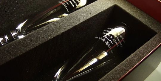 バカラのシャンパングラス、ベガシャンパングラスの側面に、『20th Wedding Anniversary 二人の名前 21994.12.04』と名入れ彫刻した写真。文字は装飾デザインで囲まれており、ペアグラスがレッドボックスに入っています。ベガの特徴的なステムと、結婚20周年を祝うお二人の名前と記念日が、優雅な装飾と共にクリスタルに刻まれ、仙台での大切な記念を祝う、特別で美しい贈り物となっています。