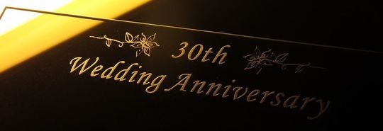 グラスワークスナルミのフォトフレームに「30th Wedding Anniversary」の文字と精緻な装飾デザインが名入れ彫刻された特別な30周年記念ギフト。美しい彫刻が、30年の愛の歴史を永遠に刻む心温まる贈り物です