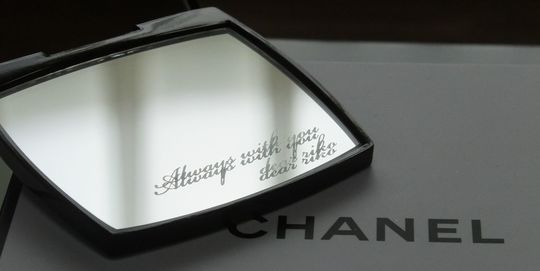 シャネルのミラー下部に『Always with you dear riko』とメッセージが名入れ彫刻された写真。大切な人への想いを込めた英文と名前が刻印された、心温まるパーソナライズギフトのイメージ。