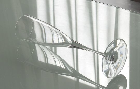 バカラのシャンパングラス、ドンペリニヨン シャンパングラスがテーブルの上に置いてある写真。ドンペリニヨン専用にデザインされた、シンプルながらも洗練されたフォルムのグラスが、光を反射して輝き、特別な祝宴の雰囲気を演出しています。