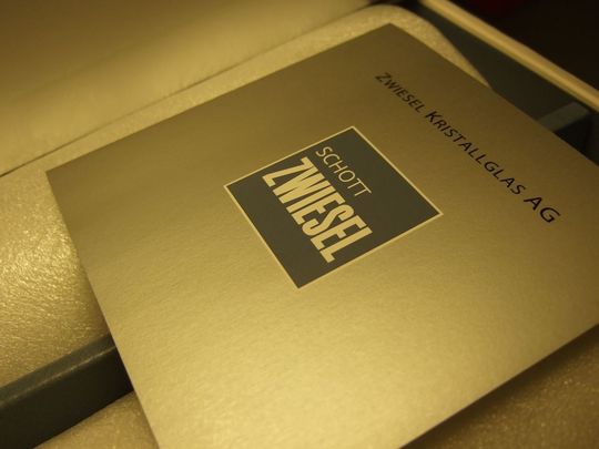 ショット・ツヴィーゼルのペアグラスに名入れ彫刻を施し、専用箱に丁寧に収めたアイテムリクエスト事例の写真