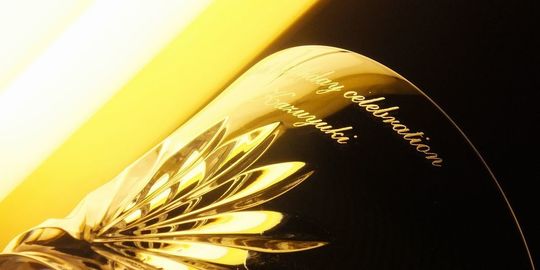 バカラのイヤータンブラーの側面に名入れ彫刻を施した写真。歴史ある名入れから、オーダーメイド彫刻へと進化した高級ギフトとしての魅力を伝える