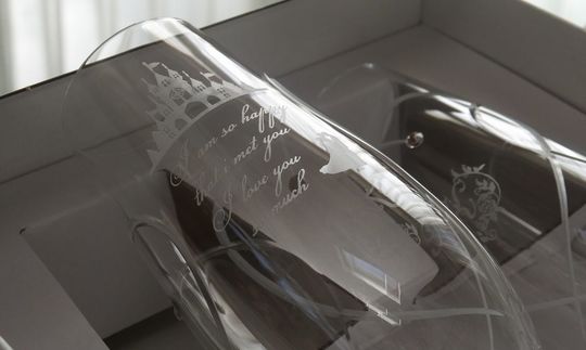 ウエッジウッドのプロミシストゥーハーツシャンパングラスに、お城と新郎新婦のシルエット、さらにお祝福のメッセージを名入れ彫刻した特別なギフト。結婚を祝う心温まるデザインが、記念すべき瞬間を美しく彩る