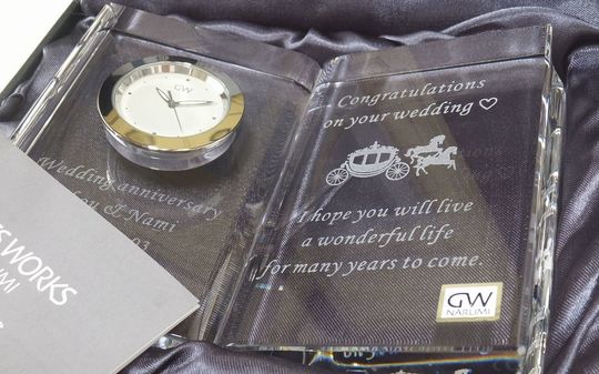 結婚祝いに贈る名入れ置き時計 ナルミ ディクショナリークロックに馬車のデザインと英語メッセージを彫刻