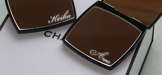 シャネルの2つのコンパクトミラーに名前を名入れ彫刻した写真 高級ブランドアイテムへのパーソナライズギフト事例
